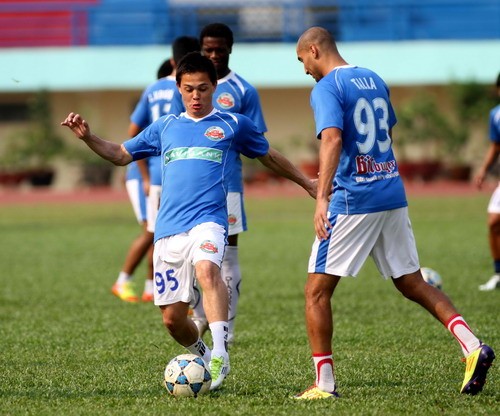 Trong màn khởi động bằng trò ‘bóng ma’, Emil Lê Giang tỏ ra khá khéo léo với những tình huống xử lý bóng đầy kỹ thuật.